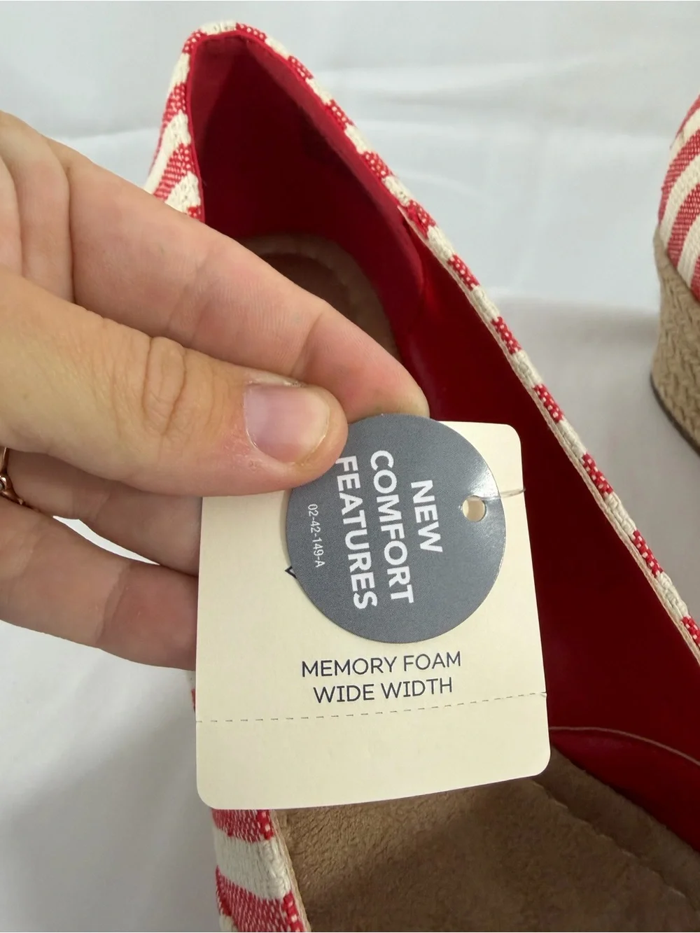NWT St. John’s Bay Womens Size 8.5W Striped Red and Cream Espadrille Wedge Flats